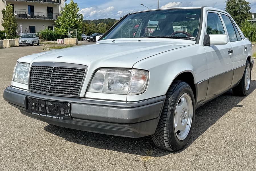 PKW Mercedes 230E